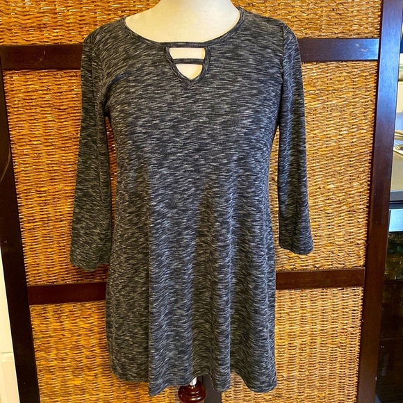 Maurices 24/7 black over sized 3/4 sleeve tee with V neck and neck design - Picture 1 of 6